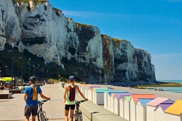 Cyclistes_sur_la_Velomaritime__le_long_de_la_plage__Le_Treport_-_Ben_Collier-Ben_COLLIER