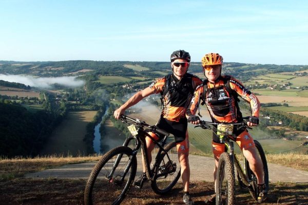 DESCRIPTION : Dimanche 10 juillet 2020, le parcours des Boucles du Hom offrent aux participants une traversée au cur de la Suisse Normande.
TITRE : Top départ pour les Boucles du Hom
LEGENDE : Dimanche, le parcours des Boucles du Hom offre aux participants une traversée au cur de la Suisse normande.   DR