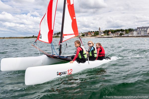 Ecole de voile à Grandcamp-Maisy (14).