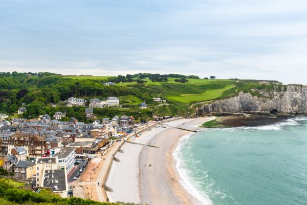 view-to-etretat-france-from-above-picture-id691173818